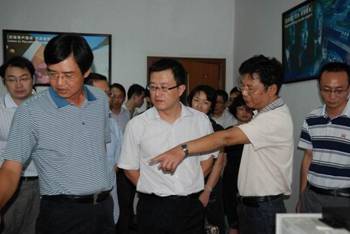 區(qū)管委會(huì)黨工委副書記周立軍一行來(lái)我司視察指導(dǎo)工作(圖1)