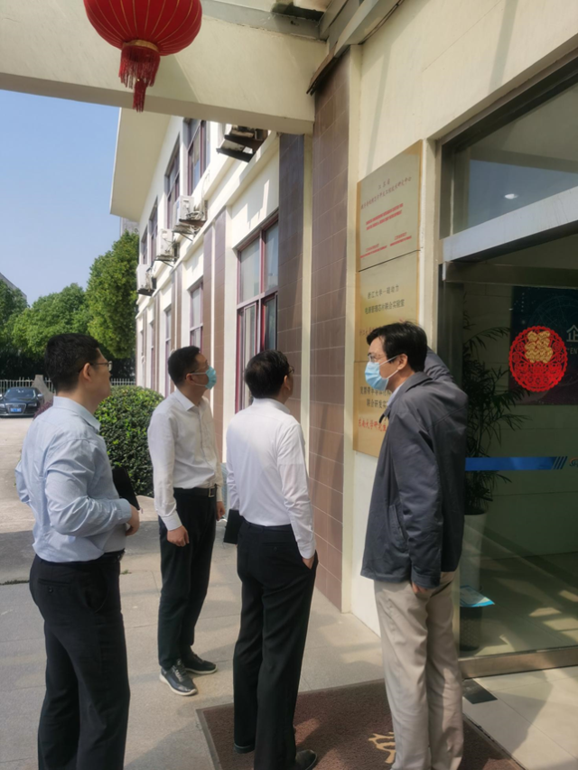 無錫市新區(qū)管委會副主任朱曉紅一行蒞臨我司走訪調研(圖1) 無錫市新區(qū)管委會副主任朱曉紅一行蒞臨我司走訪調研(圖1)